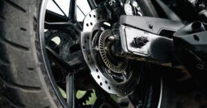 Detalhe da roda traseira e do freio a disco de uma motocicleta