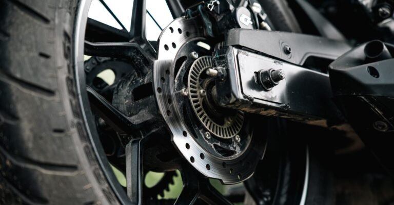 Detalhe da roda traseira e do freio a disco de uma motocicleta