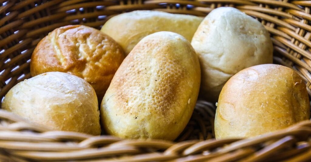 Cesta de vime com pães frescos tipo francês
