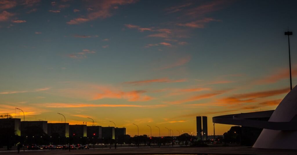Esplanada dos Ministérios ao entardecer, com o Congresso Nacional ao fundo, em Brasília