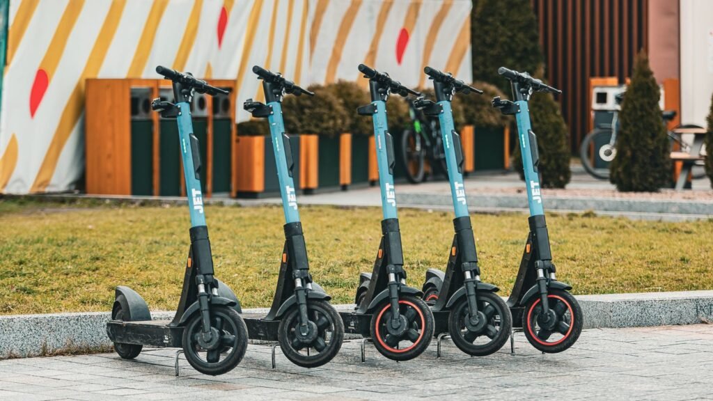 Patinetes elétricos da JET estacionados em área pública