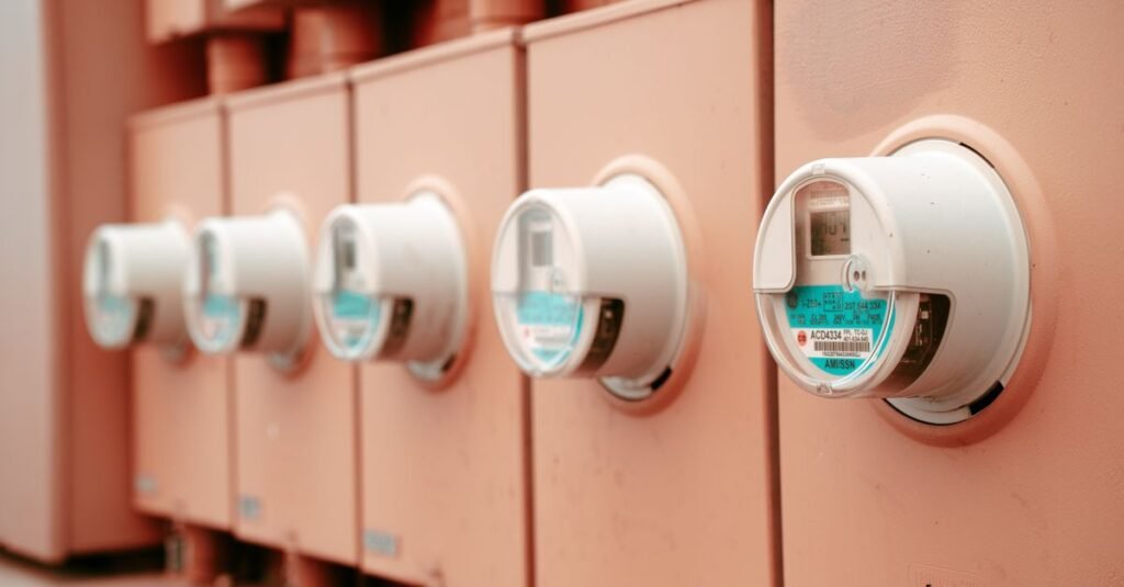 Medidores de energia elétrica instalados em painel externo