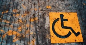 Símbolo internacional de acessibilidade pintado em amarelo no piso