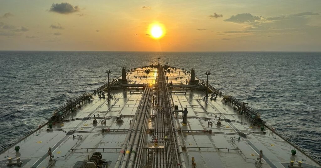 Convés de navio petroleiro em alto-mar ao pôr do sol