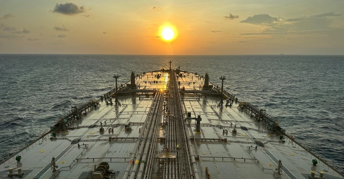 Convés de navio petroleiro em alto-mar ao pôr do sol