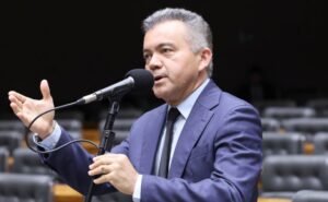 Deputado Cleber Verde fala ao microfone na Câmara dos Deputados