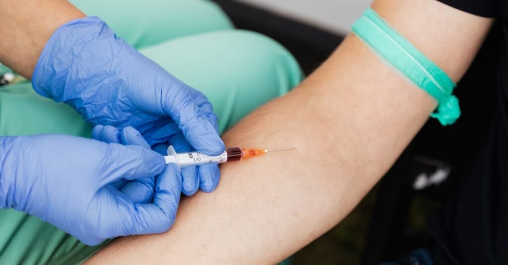 Profissional de saude coleta amostra de sangue do braco de um paciente