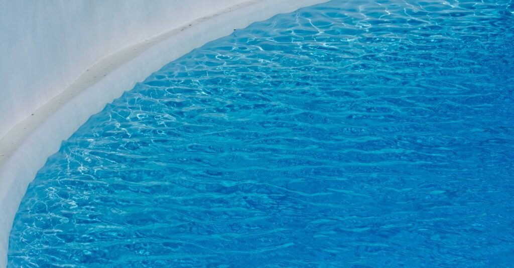 Água azul de piscina com borda arredondada