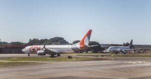 Aviões da Gol e da Latam em pista de aeroporto brasileiro em dia de céu claro