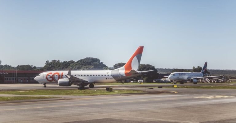 Aviões da Gol e da Latam em pista de aeroporto brasileiro em dia de céu claro