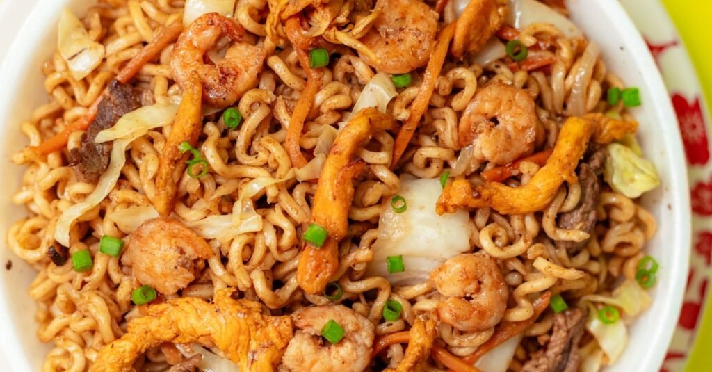 Tigela de yakisoba com macarrão, legumes, carne e camarão, prato tradicional de quermesse japonesa