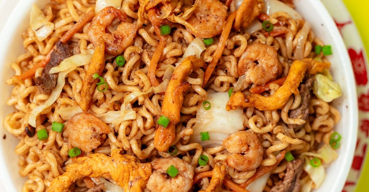 Tigela de yakisoba com macarrão, legumes, carne e camarão, prato tradicional de quermesse japonesa