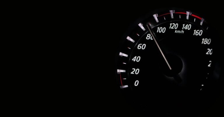 Velocímetro de carro em km/h marcando alta velocidade no escuro