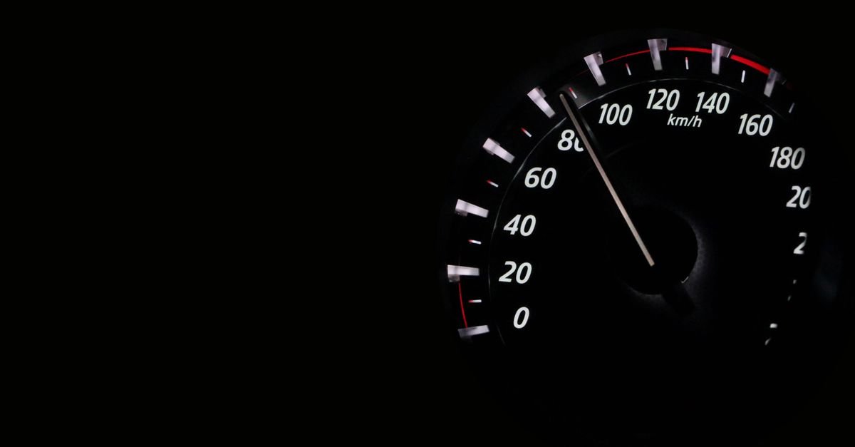 Velocímetro de carro em km/h marcando alta velocidade no escuro