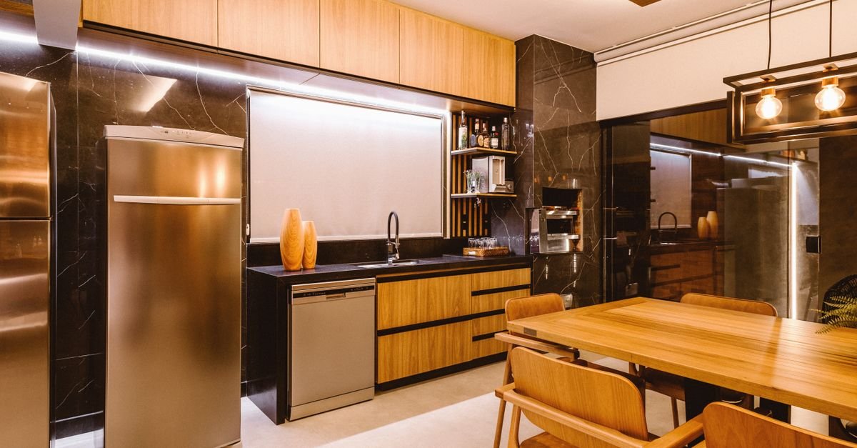 Cozinha residencial com geladeira e demais eletrodomésticos de inox