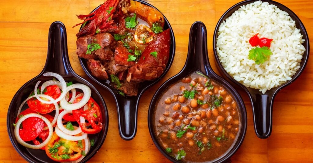 Refeição com arroz, feijão, carne e salada servida em cumbucas
