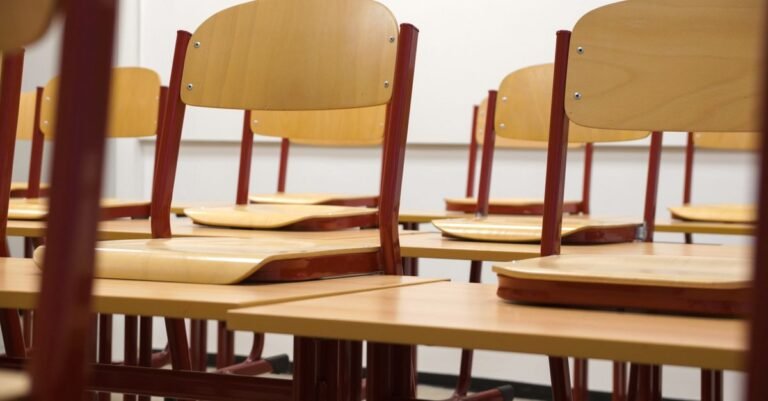 Sala de aula com carteiras, ambiente de educação empreendedora
