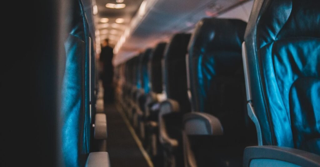 Interior de cabine de avião vazia com poltronas e iluminação suave