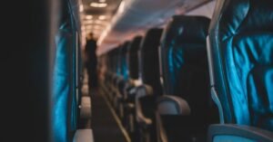 Interior de cabine de avião vazia com poltronas e iluminação suave