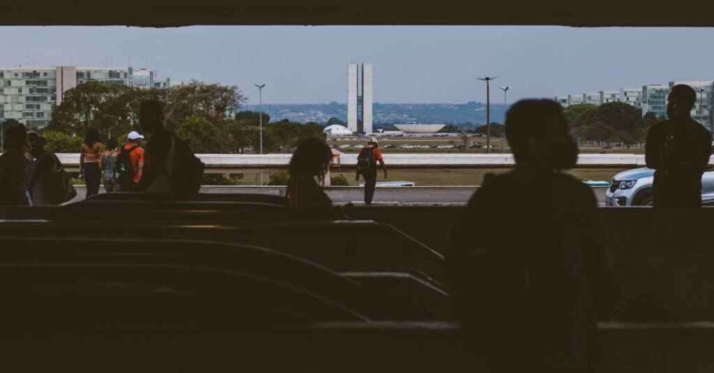 Pessoas em passagem subterranea com o Congresso Nacional ao fundo em Brasilia