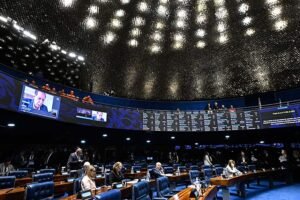 Plenário do Senado Federal durante sessão deliberativa com painel eletrônico de votação