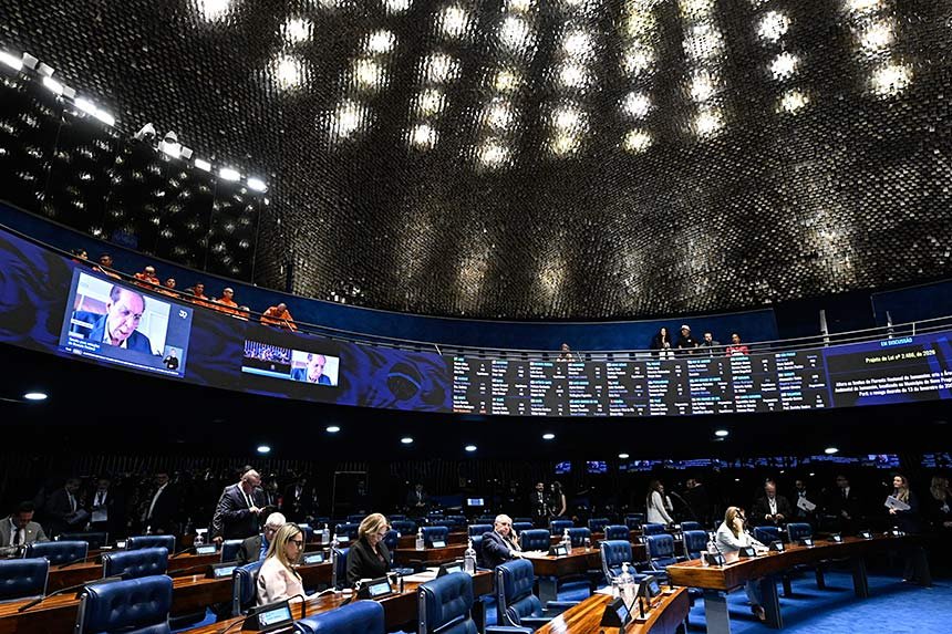 Plenário do Senado Federal durante sessão deliberativa com painel eletrônico de votação