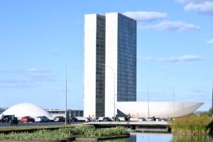 Fachada do Congresso Nacional, em Brasília, com as cúpulas da Câmara e do Senado