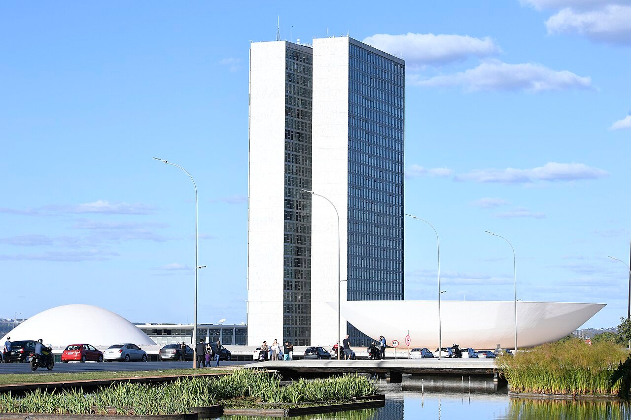 Fachada do Congresso Nacional, em Brasília, com as cúpulas da Câmara e do Senado