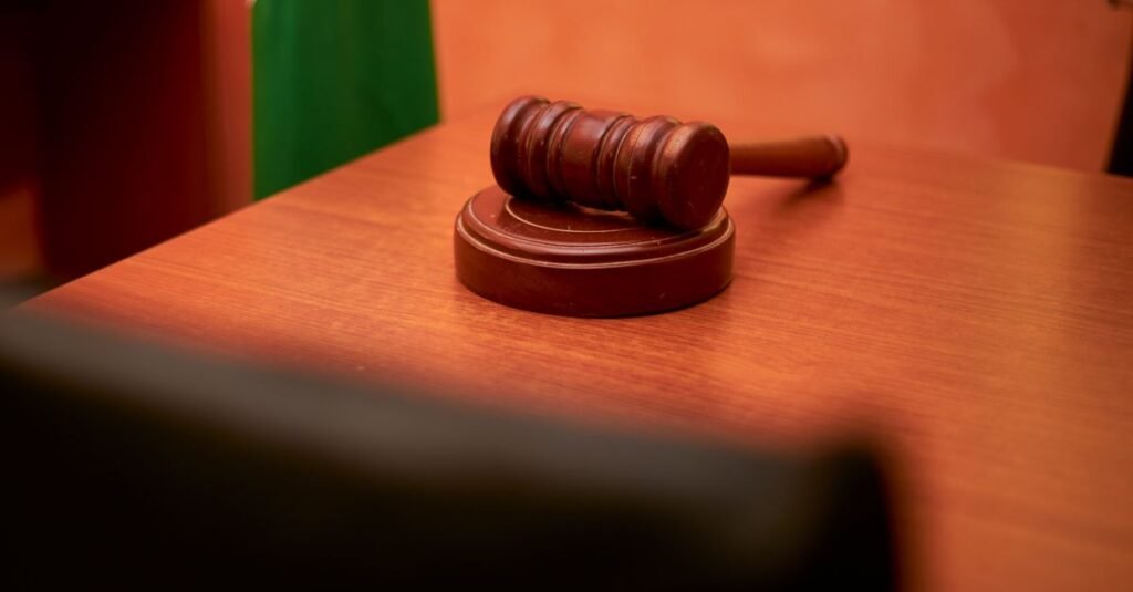 Martelo de madeira de juiz sobre mesa em tribunal, simbolo de decisao judicial