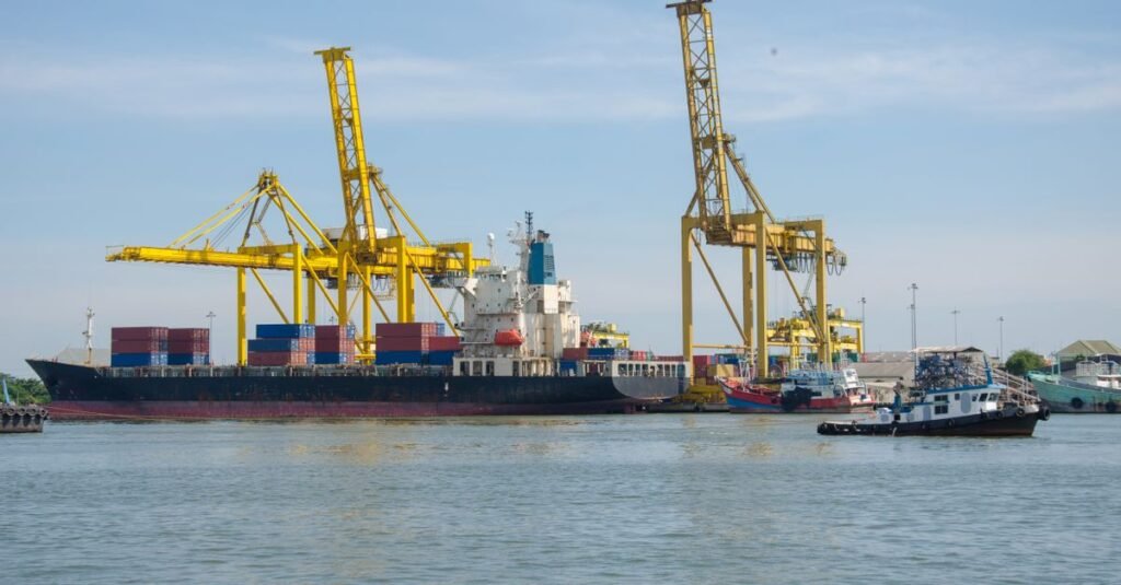 Navio cargueiro com contêineres atracado em porto com guindastes
