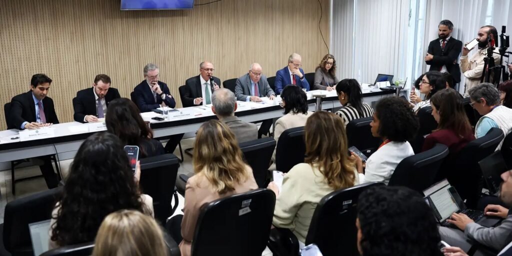 Ministros anunciam plano de socorro aos setores atingidos pelo tarifaço em coletiva em Brasília