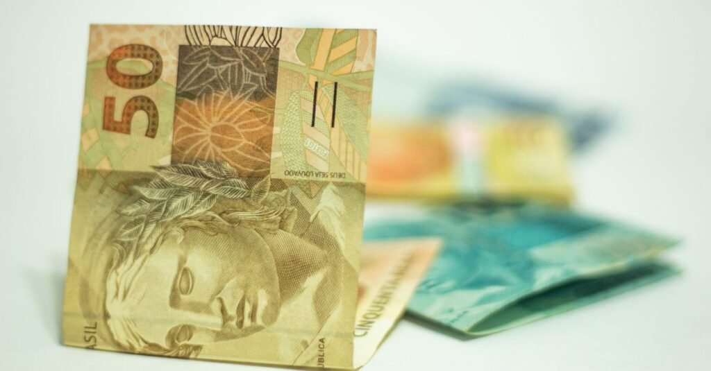 Cédulas de real com nota de R$ 50 em destaque