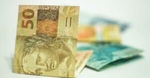 Cédulas de real com nota de R$ 50 em destaque