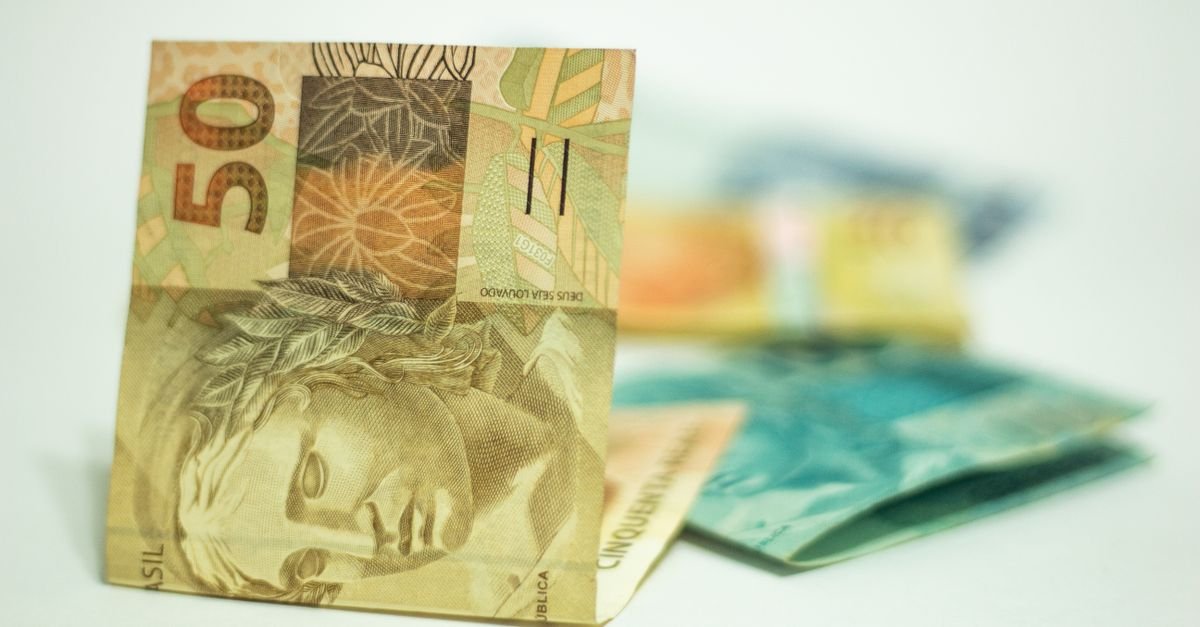 Cédulas de real com nota de R$ 50 em destaque