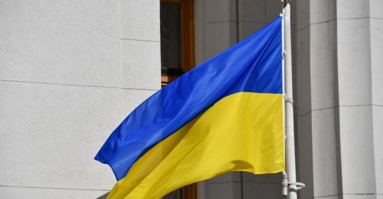 Bandeira da Ucrânia hasteada em frente a prédio do governo em Kiev