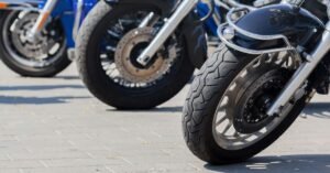 Rodas dianteiras de motocicletas estacionadas em fileira