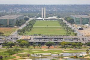 Vista do Eixo Monumental de Brasília a partir da Torre de TV, com a Esplanada dos Ministérios e o Congresso ao fundo