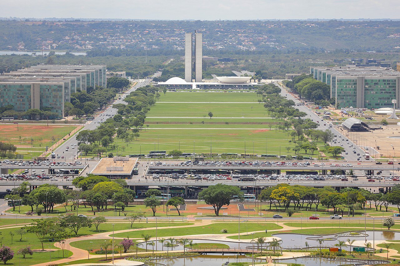 Vista do Eixo Monumental de Brasília a partir da Torre de TV, com a Esplanada dos Ministérios e o Congresso ao fundo