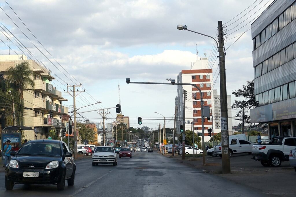 Avenida movimentada de Taguatinga, no Distrito Federal, com carros e prédios comerciais