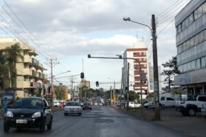 Avenida movimentada de Taguatinga, no Distrito Federal, com carros e prédios comerciais