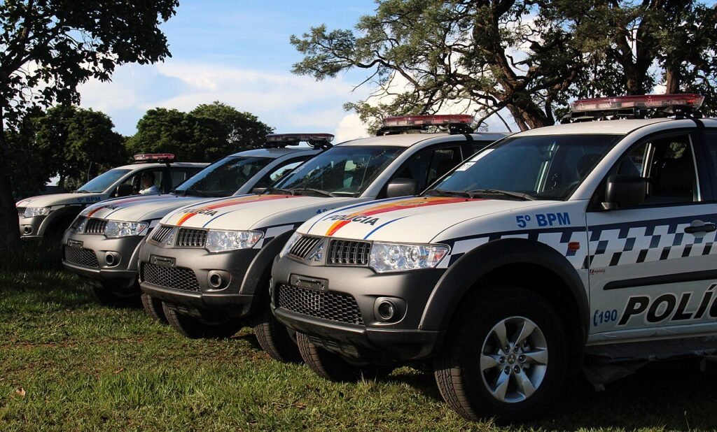Viaturas da Polícia Militar do Distrito Federal enfileiradas, com a identificação do 5º Batalhão na lataria