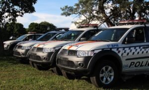 Viaturas da Polícia Militar do Distrito Federal enfileiradas, com a identificação do 5º Batalhão na lataria