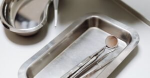 Instrumentos odontológicos dispostos em bandeja metálica esterilizada