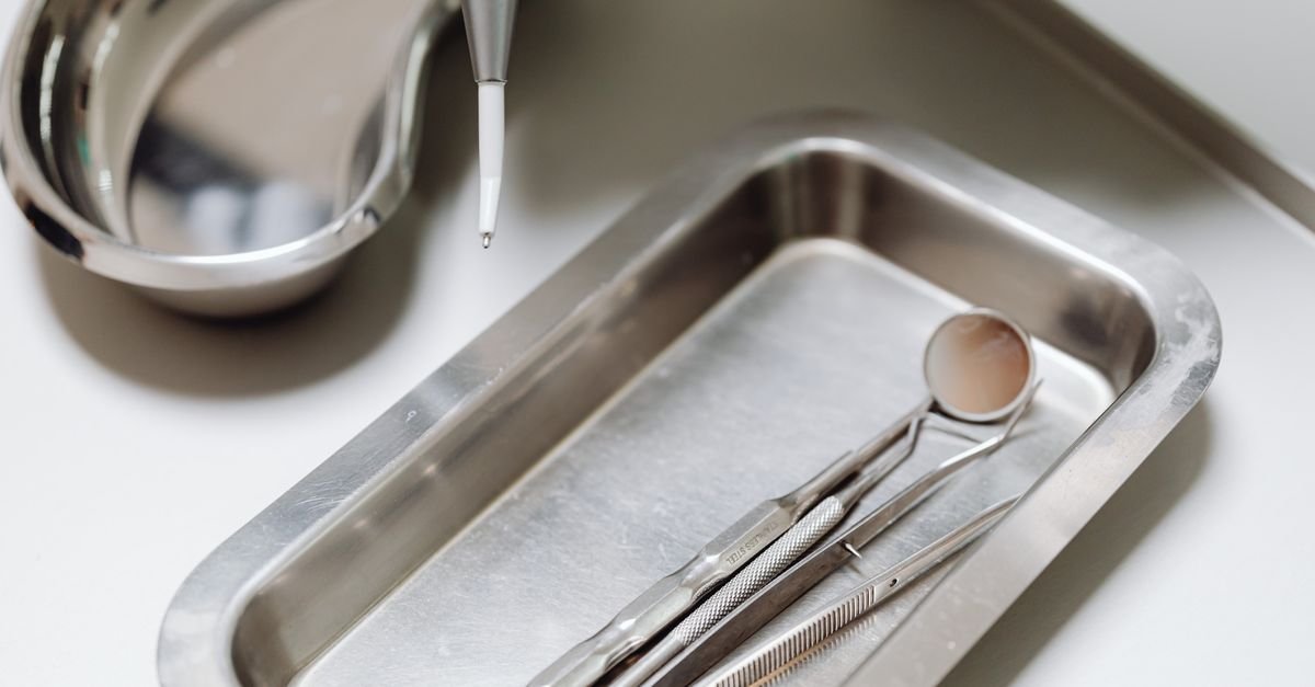 Instrumentos odontológicos dispostos em bandeja metálica esterilizada