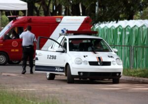 Viatura da Polícia Militar do Distrito Federal ao lado de ambulância do Corpo de Bombeiros durante atendimento de ocorrência