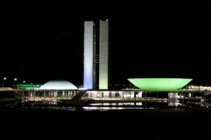 Fachada do Congresso Nacional iluminada à noite em Brasília