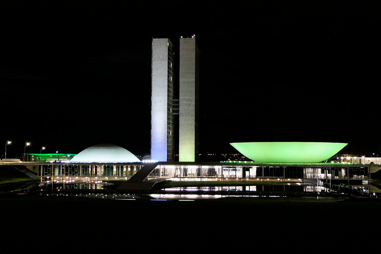 Fachada do Congresso Nacional iluminada à noite em Brasília