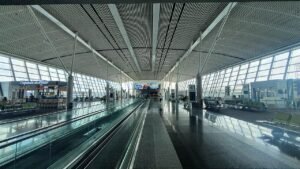 Corredor de embarque do Aeroporto Internacional de Brasília com esteira rolante e portões de embarque