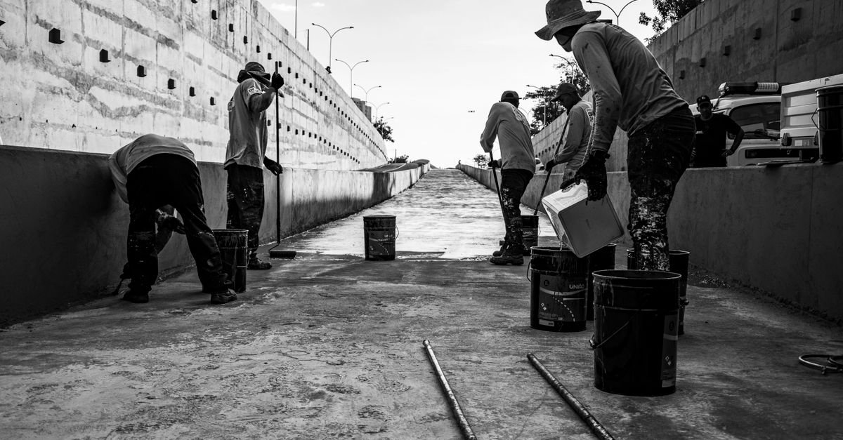 Equipe de trabalhadores em serviço de manutenção urbana