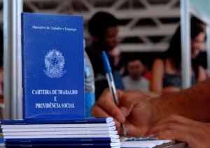 Carteira de Trabalho e Previdência Social sobre mesa durante atendimento de emprego